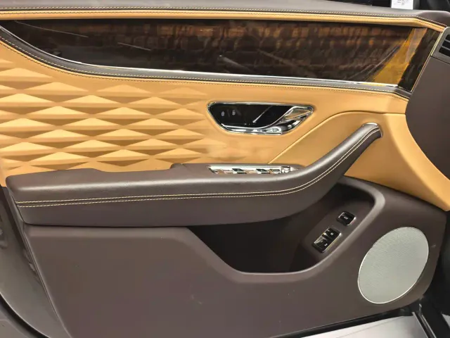 Bentley Flying Spur — Фото автомобиля 27