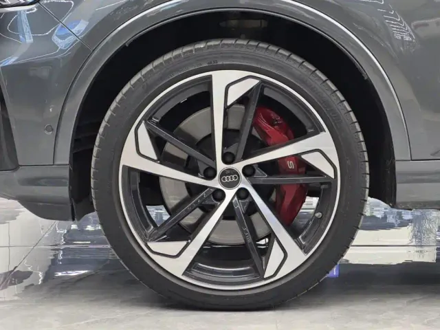 Audi SQ7 — Фото автомобиля 4