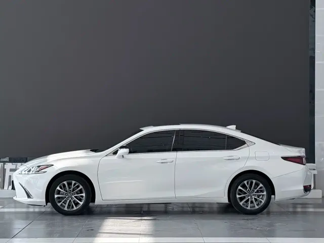 Lexus ES — Фото автомобиля 3