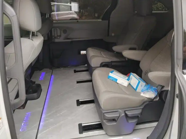 Toyota Sienna — Фото автомобиля 11