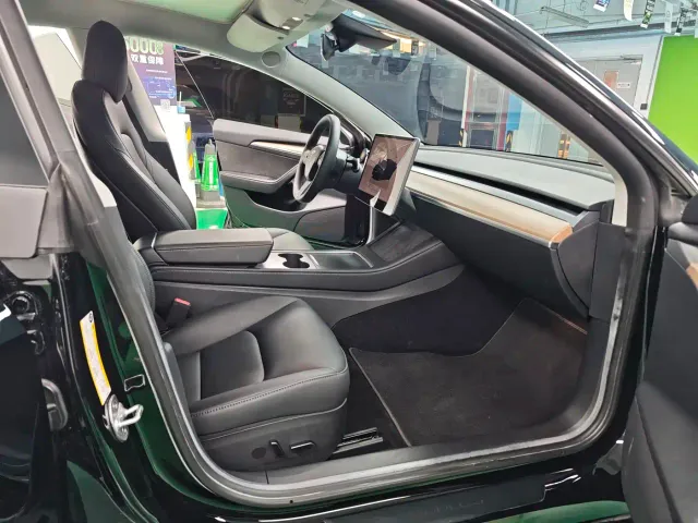 Tesla Model 3 — Фото автомобиля 7