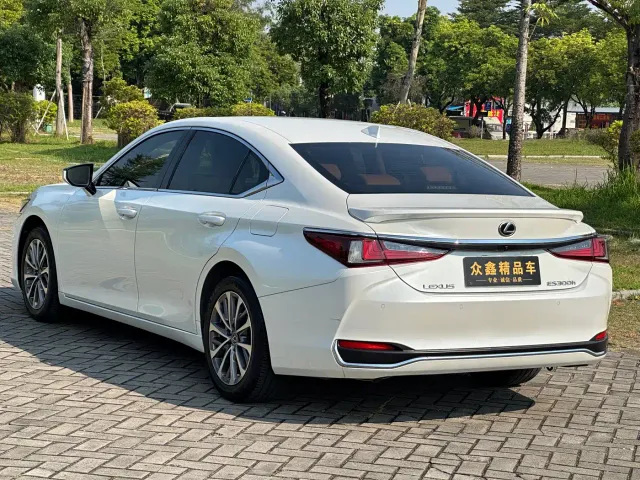Lexus ES — Фото автомобиля 14