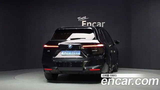 BMW iX — Фото автомобиля 4