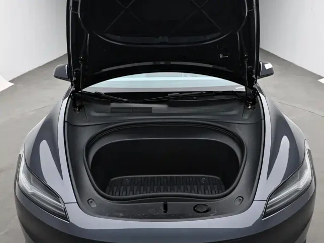 Tesla Model 3 — Фото автомобиля 17