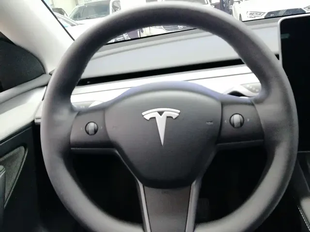 Tesla Model Y — Фото автомобиля 11