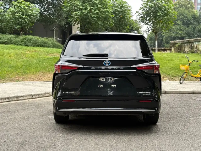 Toyota Sienna — Фото автомобиля 15