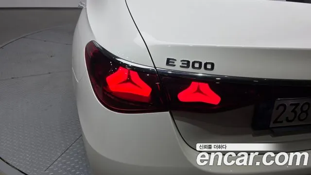 Mercedes-Benz E-Class — Фото автомобиля 18