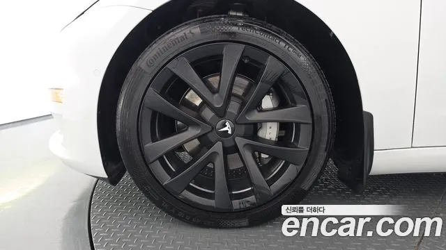 Tesla Model 3 — Фото автомобиля 4