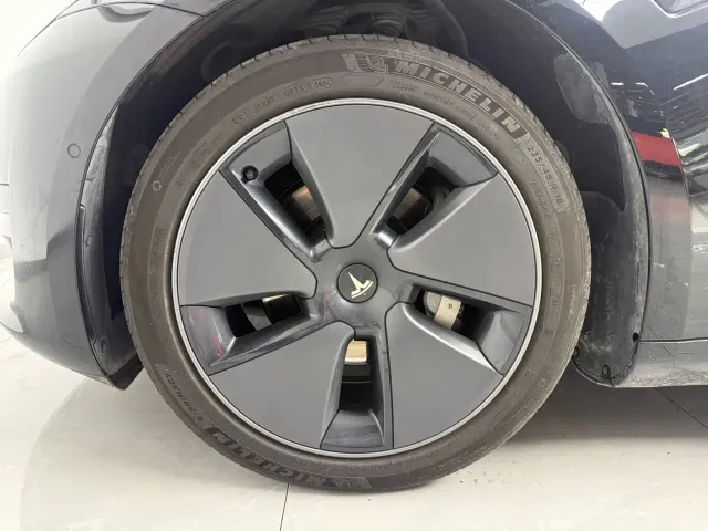 Tesla Model 3 — Фото автомобиля 5