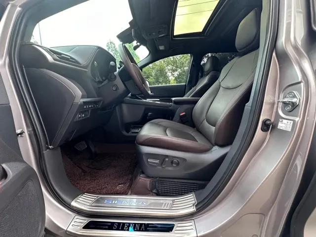 Toyota Sienna — Фото автомобиля 4