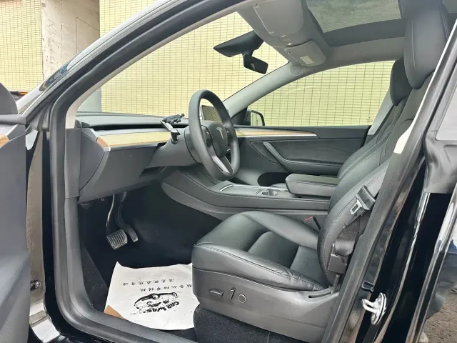 Tesla Model Y — Фото автомобиля 9
