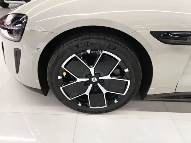 Xiaomi SU7 — Фото автомобиля 22
