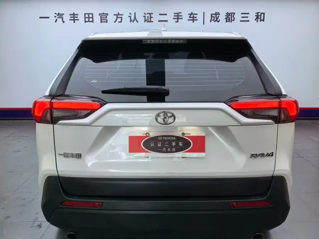 Toyota RAV4 — Фото автомобиля 4