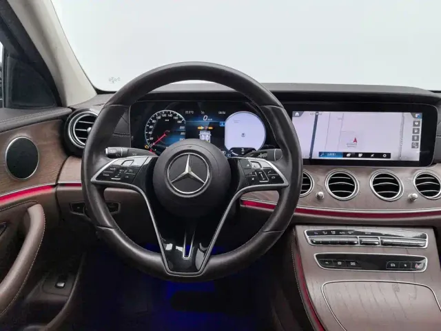 Mercedes-Benz E-Class — Фото автомобиля 11