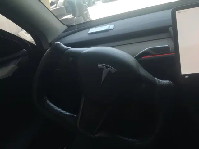 Tesla Model Y — Фото автомобиля 15
