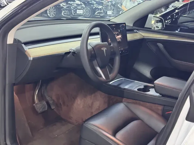 Tesla Model Y — Фото автомобиля 4