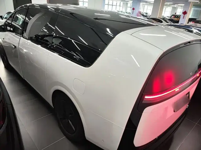 Li Auto MEGA — Фото автомобиля 22