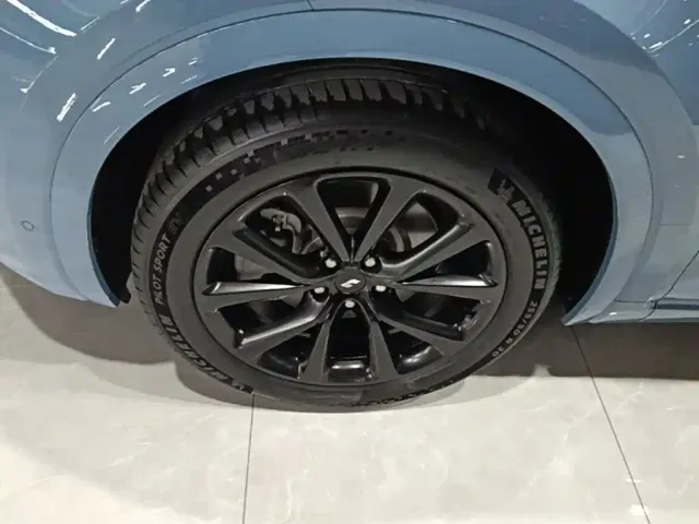 Li Auto ONE — Фото автомобиля 22