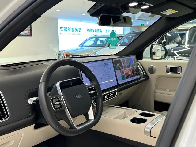Li Auto L7 — Фото автомобиля 10