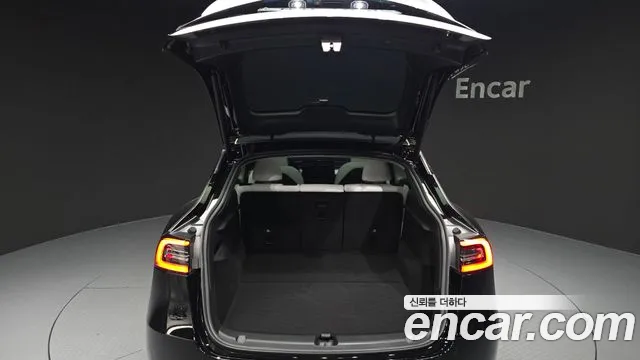 Tesla Model Y — Фото автомобиля 30