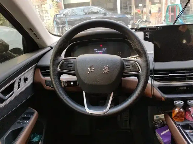 Hongqi E-QM5 — Фото автомобиля 15