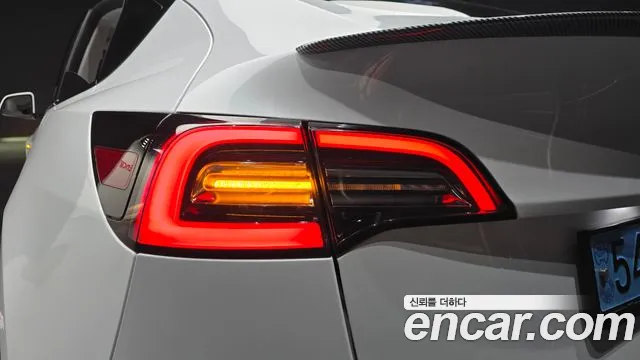 Tesla Model Y — Фото автомобиля 8
