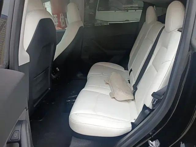 Tesla Model Y — Фото автомобиля 16
