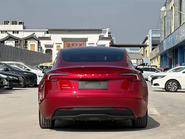 Tesla Model 3 — Фото автомобиля 5