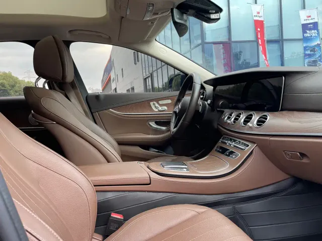 Mercedes-Benz E-Class — Фото автомобиля 12