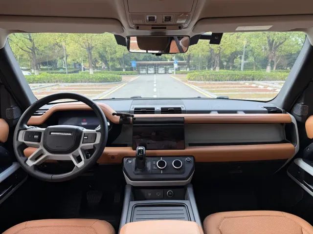 Land Rover Defender — Фото автомобиля 12