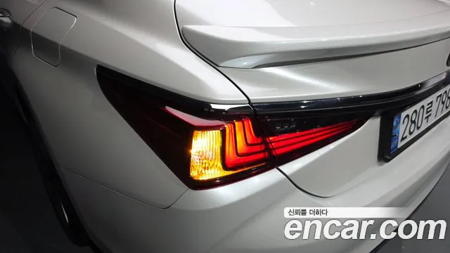 Lexus ES — Фото автомобиля 17