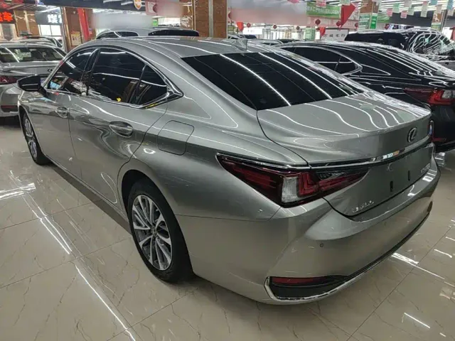 Lexus ES — Фото автомобиля 4