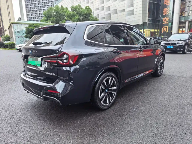 BMW iX3 — Фото автомобиля 9