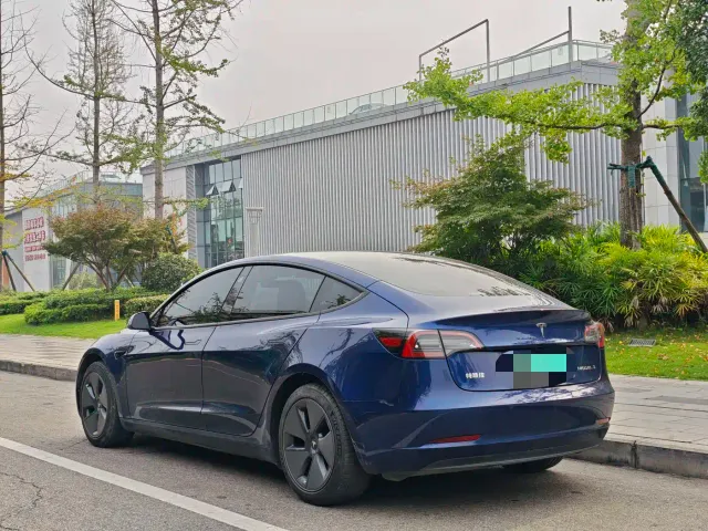 Tesla Model 3 — Фото автомобиля 9