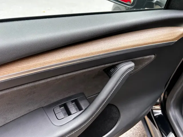 Tesla Model Y — Фото автомобиля 9