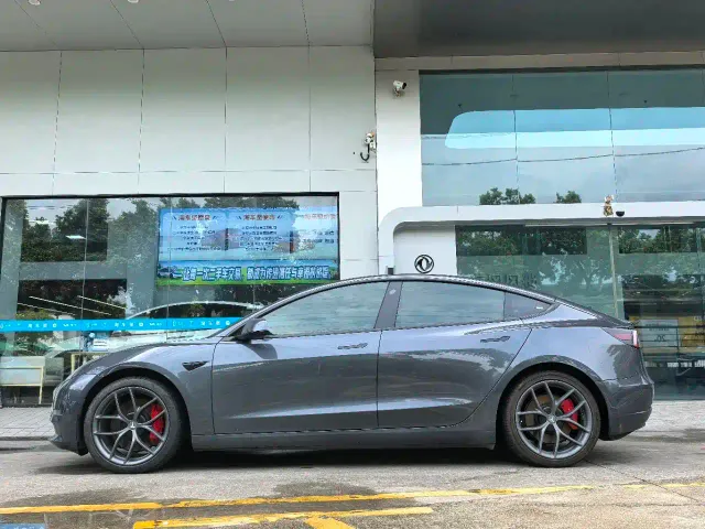Tesla Model 3 — Фото автомобиля 2
