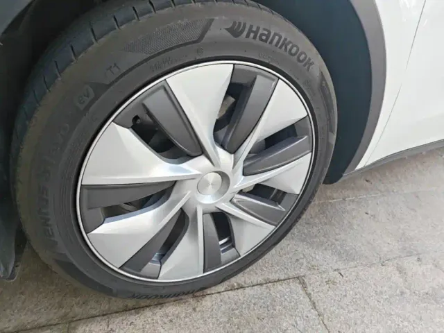 Tesla Model Y — Фото автомобиля 22