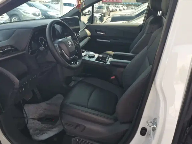 Toyota Sienna — Фото автомобиля 14