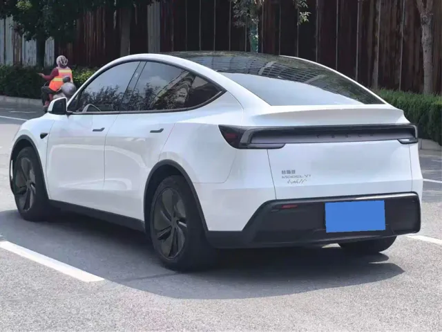 Tesla Model Y — Фото автомобиля 7