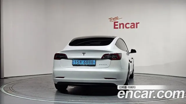 Tesla Model 3 — Фото автомобиля 3