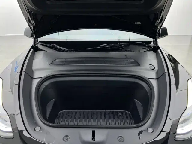 Tesla Model Y — Фото автомобиля 9
