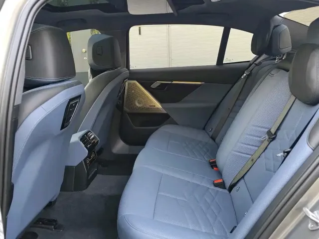 BMW i5 — Фото автомобиля 11