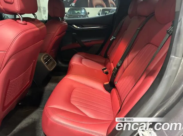 Maserati Ghibli — Фото автомобиля 11