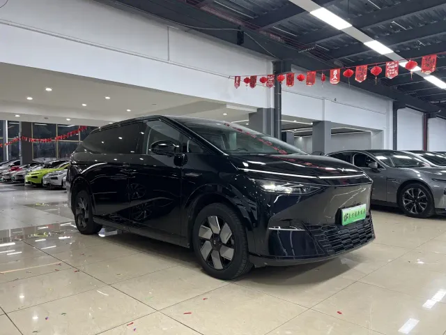 Xpeng X9 — Фото автомобиля 3
