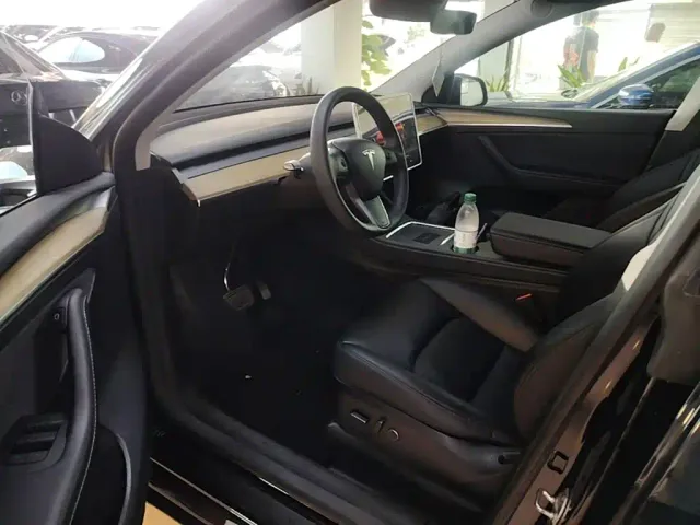 Tesla Model Y — Фото автомобиля 15