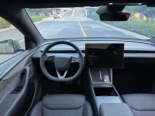 Tesla Model Y L — Фото автомобиля 8