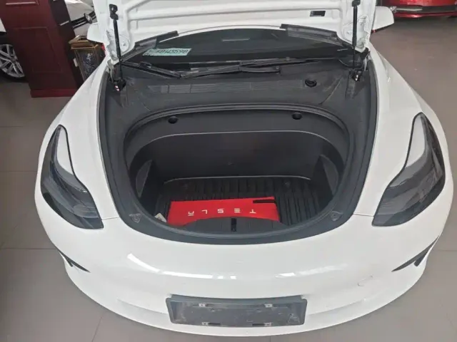 Tesla Model 3 — Фото автомобиля 19