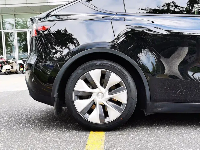 Tesla Model Y — Фото автомобиля 9
