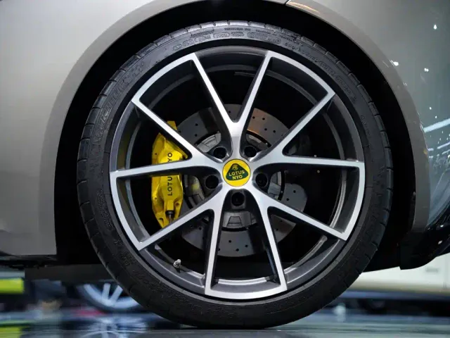 Lotus Emira — Фото автомобиля 3