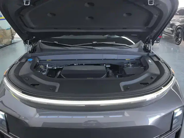 Li Auto L8 — Фото автомобиля 10